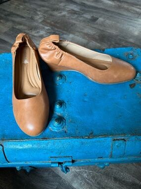 Women’s Tan Wedge Flats with Elastic Heel